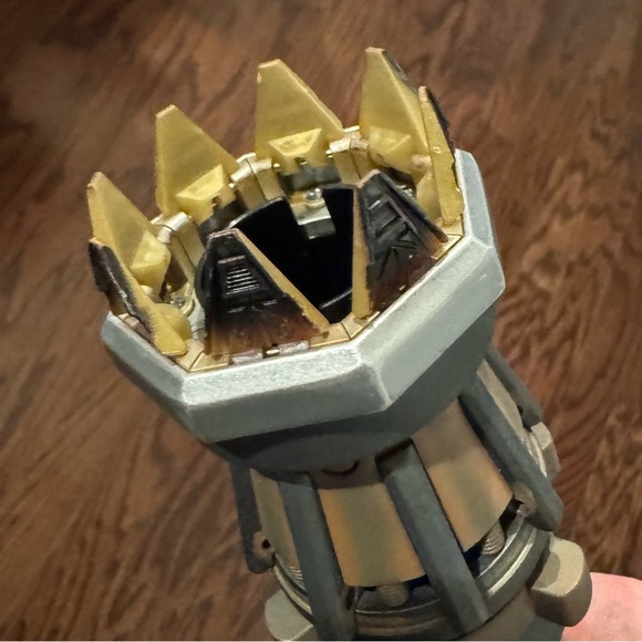 Rey Skywalker Legacy LIGHTSABER Hilt - Star Wars: Galaxy's Edge - Picture 7 of 17